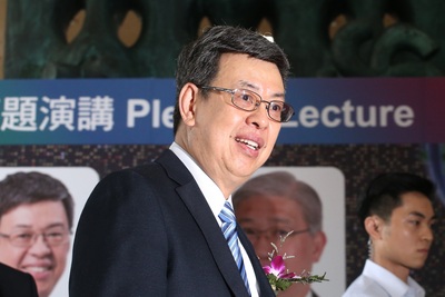 副總統當選人陳建仁（前）14日表示，中研院長遴選過程「合理、合法」；至於是否該由新總統決定，陳建仁表示尊重評議會決定，「應該要彼此尊重，特別是學術自由應該要尊重」。（中央社）