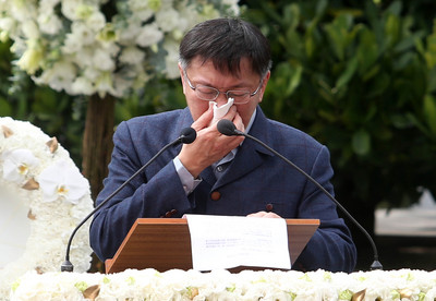台北市長柯文哲今天以受難者家屬身分出席中樞紀念儀式，5分鐘的致詞，柯文哲數度激動落淚，說不出話，崩潰痛哭。（中央社20150228）