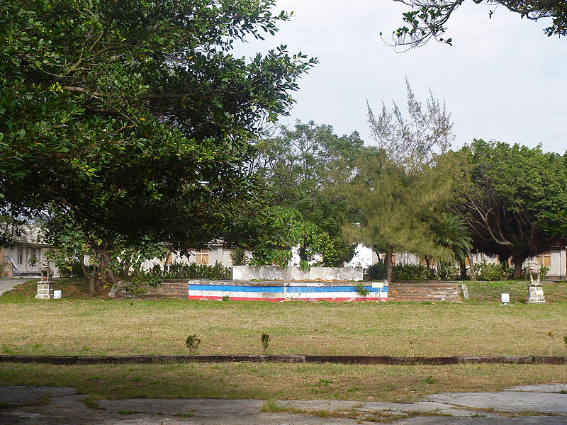 牛罵頭遺址文化園區，圖為鰲峰山營區司令台與清水神社原址處。圖/ Fcuk1203，CC3.0