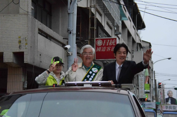 台南市長賴清德16日特別陪同縣長候選人李進勇夫婦在斗南進行車隊掃街拜票。(李進勇辦公室提供)