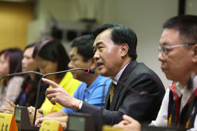 台南市議長李全教（右2）15日指控南檢辦案辦藍不辦綠，揚言發動萬人蛋洗南檢。（中央社）20150615