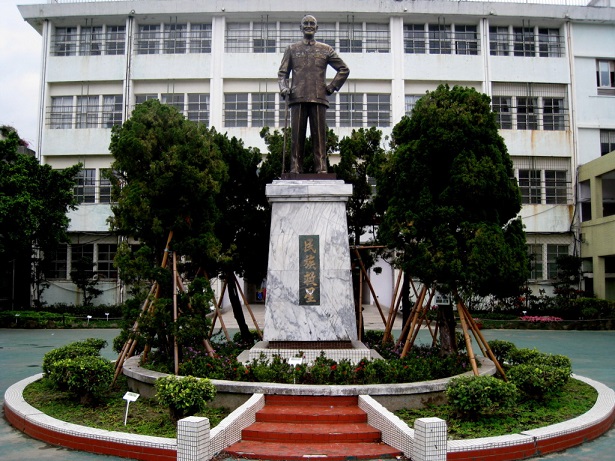 國民黨政府70年來在台灣各地所設蔣介石為主的政治銅像，不下一千尊，作用是灌注威權統治兼政治洗腦，台南市政府在賴清德市長領導下，已處理完畢，台中市為何𨆼踟不前？(圖片摘自網路)