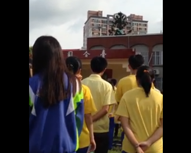 武陵高中校長林清波在升旗典禮上與全校師生談話，他提到學生參加反課綱活動，「你有沒有想到背後是誰在操縱的」，引起學生反彈，把影片po上網路。（擷自桃區高校聯盟臉書）