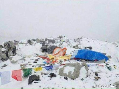 尼泊爾25日強震造成喜瑪拉雅山聖母峰南坡雪崩,受困的大陸女子登山隊員透過微信傳回聖母峰南坡C1大本營全毀相片。這次雪崩共約40多名大陸登山者受困,且有多人受傷,急需救援。(取自微博)中央社 104年4月26日