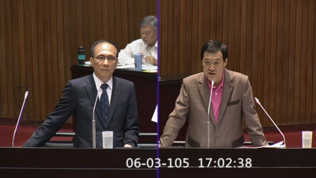 國民黨立委費鴻泰今（3）日下午質詢時，要行政院長林全對慰安婦「自願或被被迫」表態，林全答覆表示，「有人也許自願，有人也許強迫，都有可能，政府希望歷史真相都拿出來看」，費之後打斷林全解釋的機會。（翻攝立院隨選視訊IVOD系統）20160603