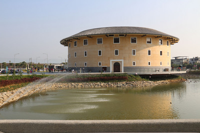 苗栗縣政府負為解決龐大的財政問題，預備將客家圓樓等7大展館由公營免費入場轉為民營收費經營。（中央社）20150427