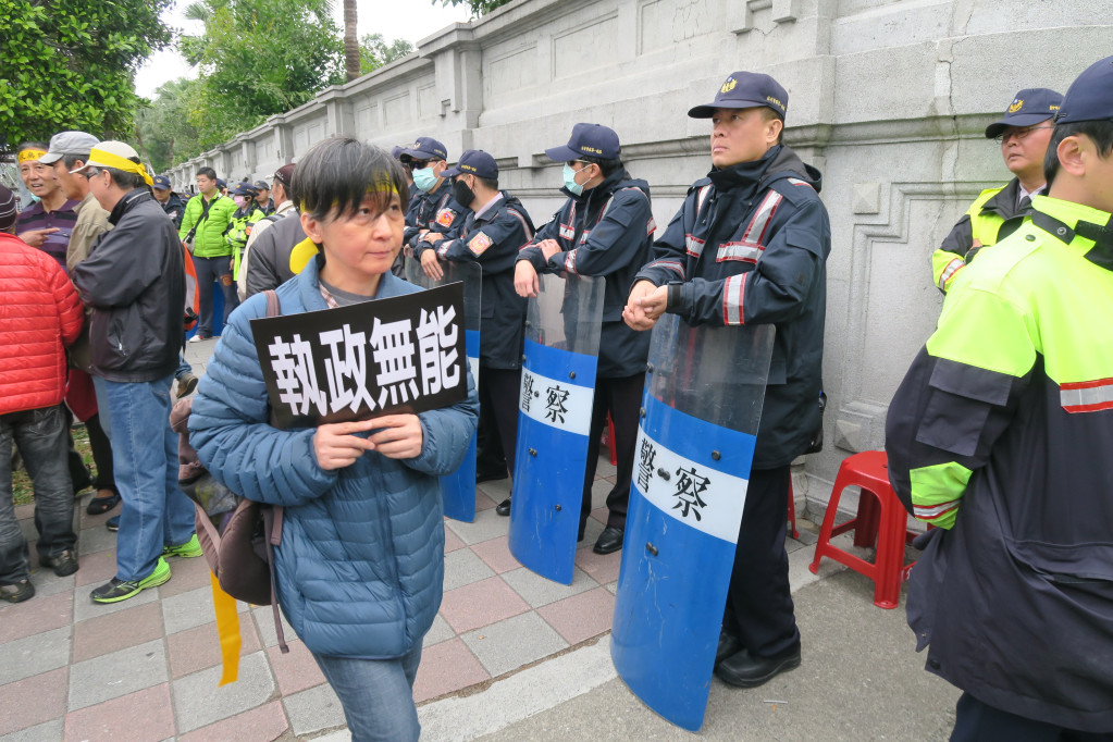 警察身負國家賦予的公權力，在行使其公權力時，更應該自我警惕，戒慎恐懼，像這樣率性為之，講不過人家都退縮，難怪會被我輩吐口水。圖／邱萬興