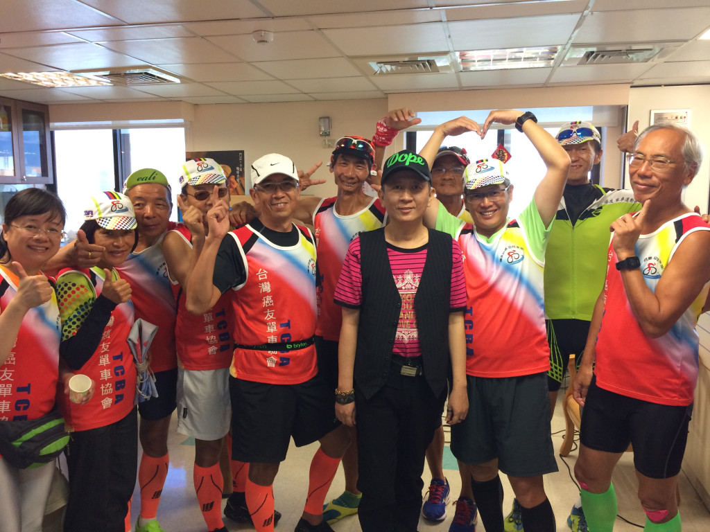 台灣癌友單車運動協會、今年首度號召癌友，以馬拉松路跑方式挑戰環台，今天抵桃花蓮門諾醫院探視癌友。（王志偉翻攝）