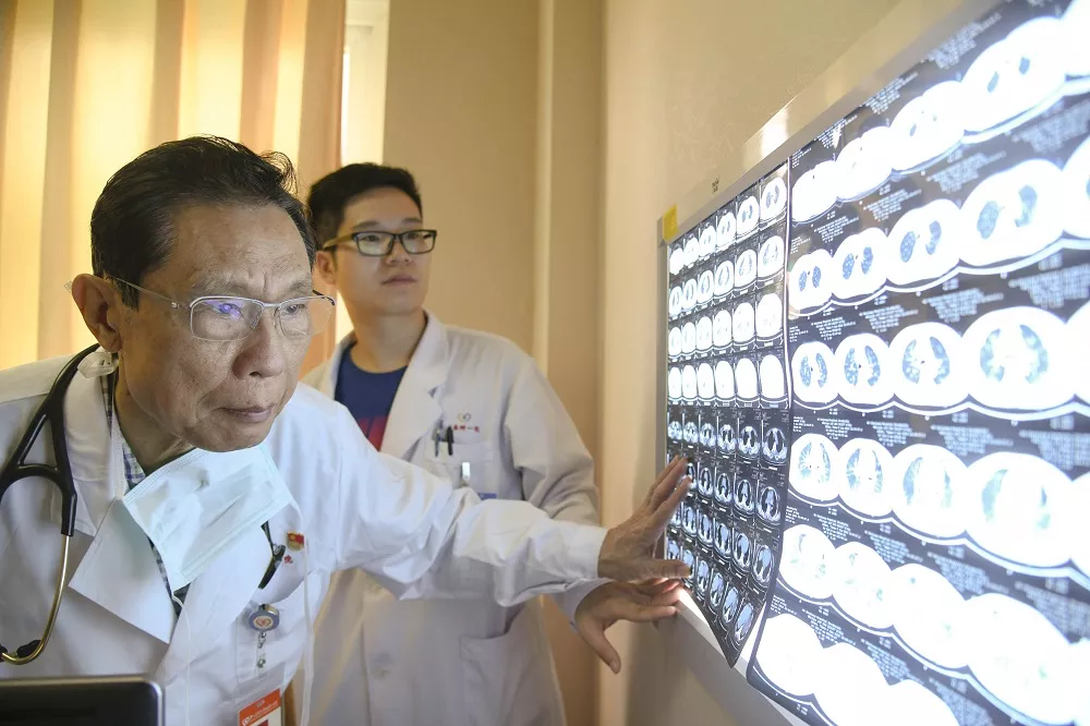 中國工程院院士鍾南山（圖左一）建議，中國「應該要使用外國疫苗追加劑。」圖/取自阿里足跡