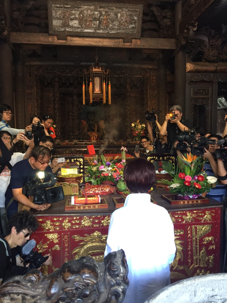 國民黨總統提名人洪秀柱今（24）日走訪鹿港老街並參拜天后宮，針對釣魚台問題強調，釣魚台是台灣人的，更是中華民國的領土，蔡英文也應對釣魚台說清楚。（洪辦提供）