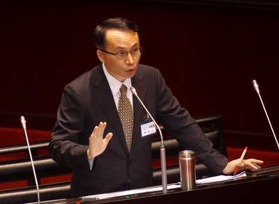 大法官被提名人黃昭元今天答詢關於同性婚姻合法化一事表示,可透過修憲與修法兩途徑解決。黃昭元說,他同情很多人遭遇,相愛的兩人不能在一起的痛苦,這是很大的傷害。圖/中央社
