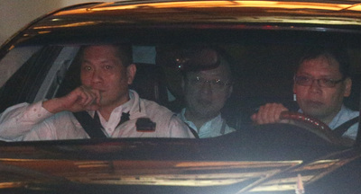 總統馬英九再次就食安問題舉行國安高層會議。圖為行政院長江宜樺（中）離開總統府。（中央社）