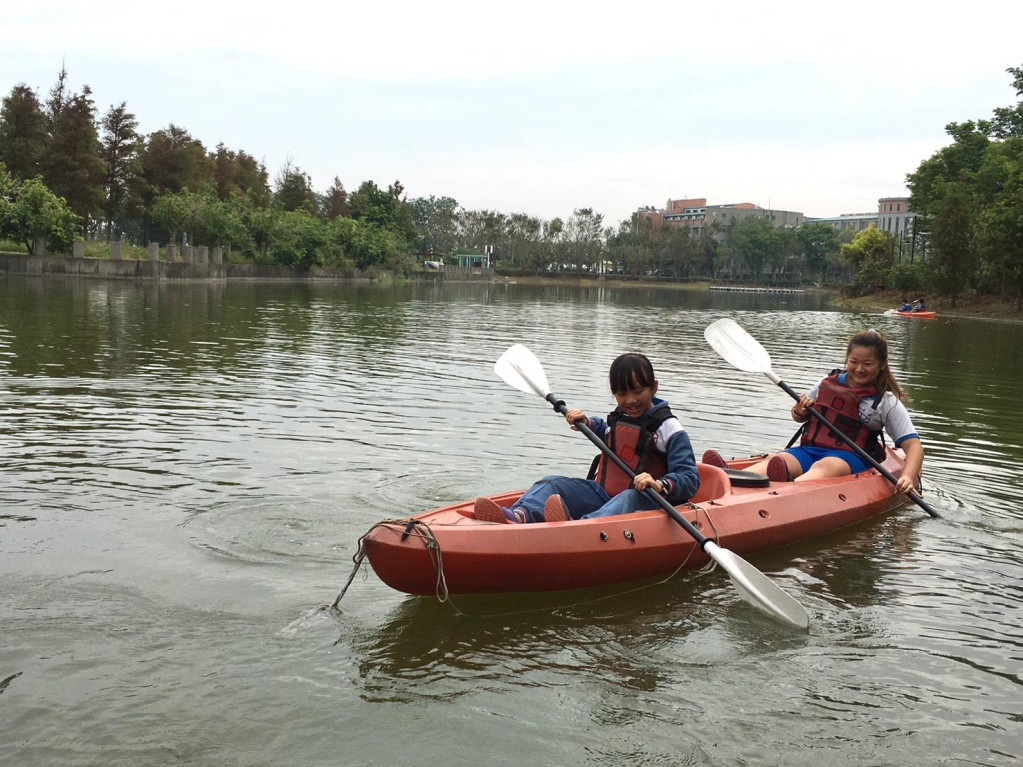 小學生在明道大學的生態景觀湖「蠡澤湖」學習划船。圖／明道大學提供