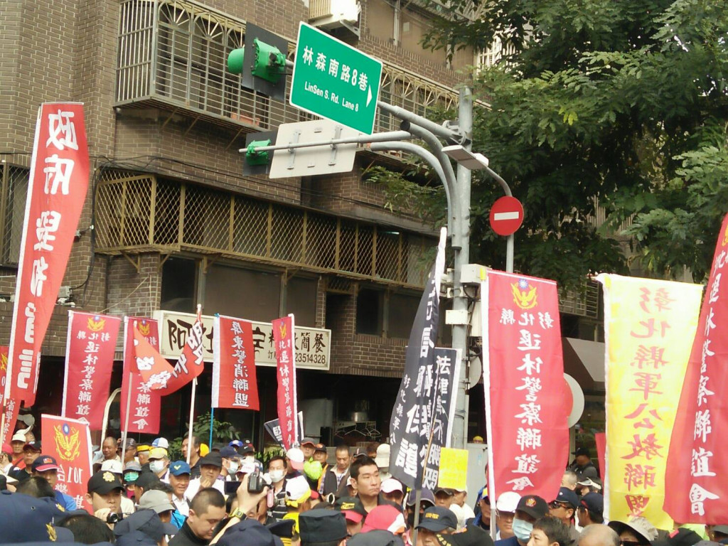 為抗議年金改革，包括各地退休警察、消防組成的退休警消聯盟與退休軍公教人士3月29日展開遍地開花抗議行動，當天下午抗議人士集結立法院並衝破封鎖線，有2人爬牆進入院區遭逮，並造成多位民、警受傷。圖／唐詩