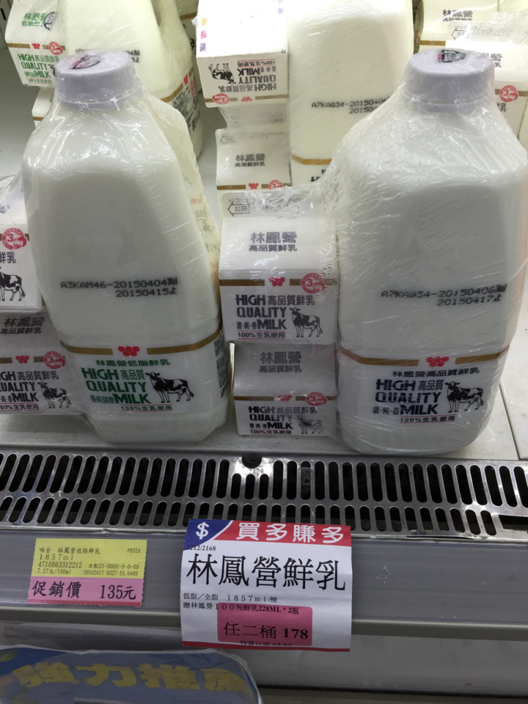 林鳳營鮮乳近來以降價促銷優惠，網友發現日前林鳳營鮮乳破天荒祭出「2大瓶家庭號1857毫升鮮乳再加送4小瓶228毫升鮮乳」，超過4000毫升，在全聯只有賣178元。(圖取自批踢踢網站)