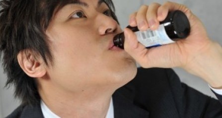 咖啡因攝取過度的話，會有精神急躁的情形，症狀嚴重的話可能出現頭痛、痙攣、嘔吐等中毒症狀。致死量是數公克至10公克之間的程度。提神飲料可輕易買到，加上合併服用了提神的市售藥物的話，可能達到致死量。或者含咖啡因的各種商品一併服用，可能導致中毒。（圖片取材自網路）
