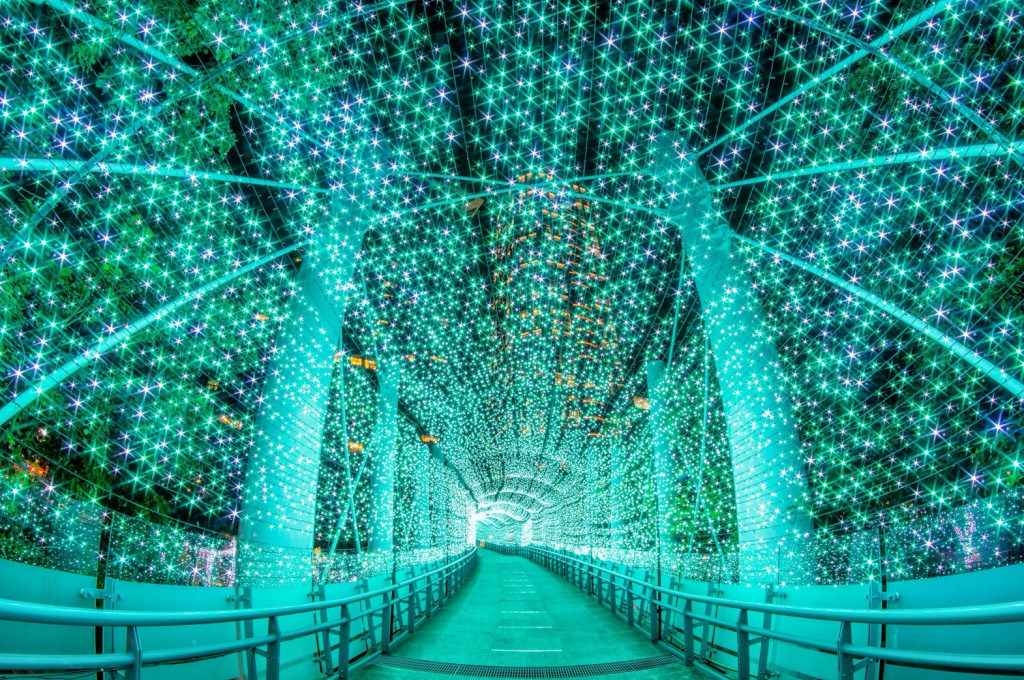 觀旅局指出，今年的新北耶誕城除了原有兩大燈區外，特別將板橋車站站前廣場也納入主要燈區規劃，並為此打造了全新的燈光展演秀─耶誕光之舞！圖為藍色時光隧道（新府路天橋）。圖／張添福攝