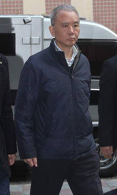 台北地方法院11日審理頂新混油案，前頂新製油公司董事長魏應充（如圖）出庭應訊，卻遭法官發現擁有新加坡居留權而再加保3億元保釋金以及10億元人保，創下交保紀錄。（中央社）