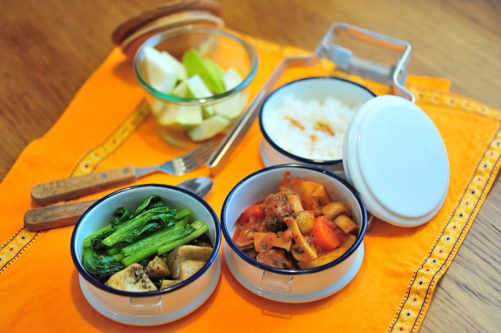 本週菜單：番茄蔬菜燉牛肉、青醬黑木耳杏鮑菇、炒青菜、松子飯