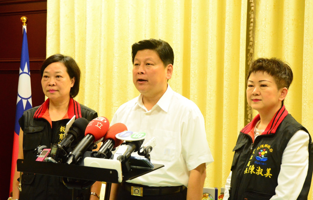 傅崑萁爭取科技圖書館被否決，今天由局處首長陪同開記者會轟中央施政分顏色。（王志偉攝）