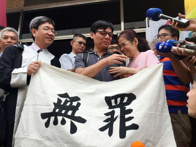 徐纏訟20年，徐自強案更九審今天宣判無罪，徐自強聞訊情緒激動，和媽媽互相擁抱，律師呼籲台灣高等檢察署放棄上訴，終結司法夢魘。(中央社20150901)