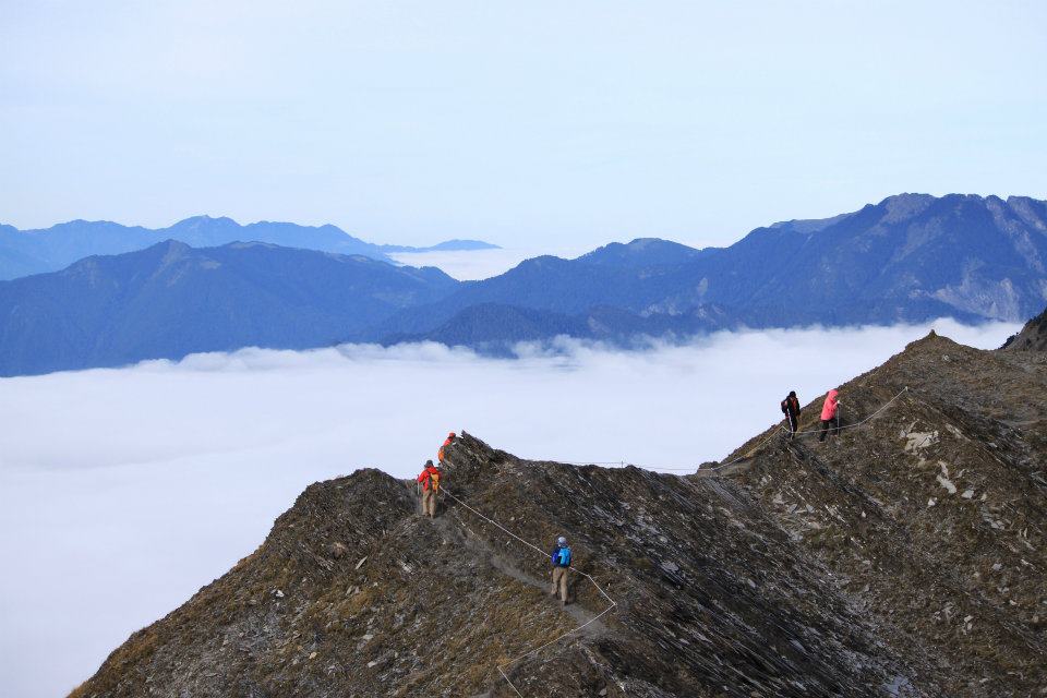 台灣山岳資源豐富，爬百岳、登高山有益身心，但安全第一。高山上發生的症狀都應被先假定為高山病，依照高山病處置原則來應變。圖／楊惠君攝