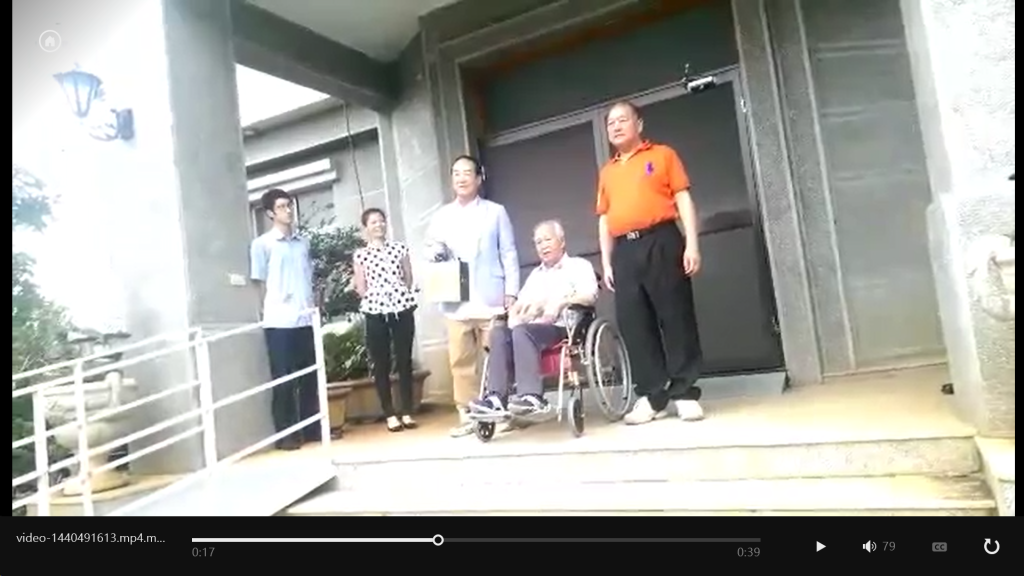 親民黨主席宋楚瑜宣佈參選總統後，在2015年8月25日前往頭份拜會前副總統李元簇（圖中坐輪椅者），獲贈「包種茶」，李也跟不忘跟宋楚瑜說「穩當、穩當」。圖／民報資料照片