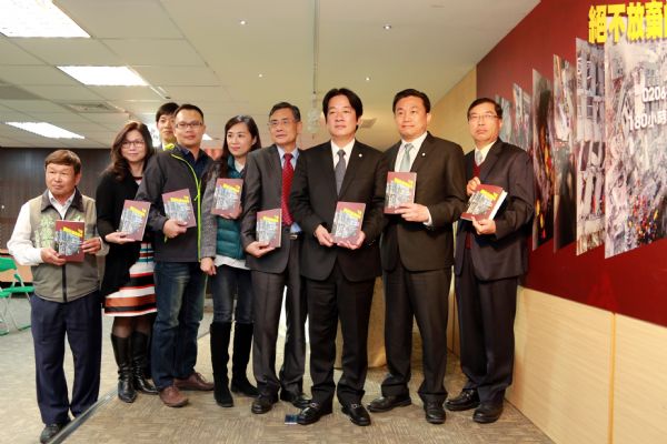 南台震災明天滿周年，台南市政府3日舉行「七個絕不放棄的夜：0206台南震災180小時救援紀實」新書發表。圖／台南市政府