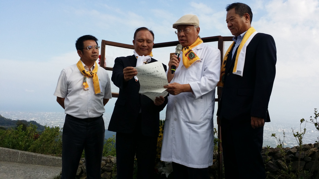 由左至右：宜蘭市江聰淵市長、林聰賢縣長、陳永興醫師、陳文昌議長共同宣讀給台灣民主的一封信。(104年.10.17在櫻花陵園渭水之丘)。圖／徐惠隆提供