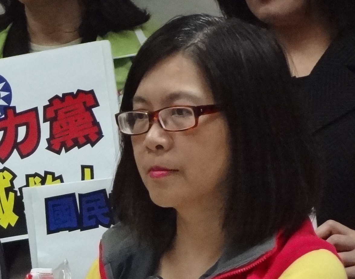 針對國民黨立委孫大千將提案，全面恢復發放退休軍公教的年終慰問金，並向國民黨團正式提案。民進黨立委管碧玲批，無能政黨為了選舉利益，並指民意代表談年終慰問金都是違憲，也是欺騙支持者，是典型政治消費。﹝中央社資料相片﹞