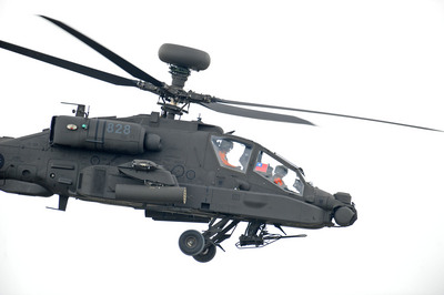 阿帕契貴婦團案，監院原重懲彈劾，不過公懲會輕判勞乃成休職二年，引發議論。圖為演練中的AH-64阿帕契直升機。（資料照片，中央社）20151011