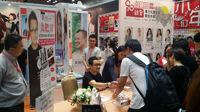 作家九把刀的書傳被中國封殺。圖為九把刀在東南亞規模最大的華文書展「馬來西亞海外華文書市」舉行簽書會畫面。(中央社案照)