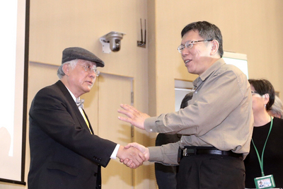 《民報》創辦人陳永興(左)6日呼籲拆掉中正紀念堂，台北市長柯文哲則說，這屬教育部管轄，若是他管的話，早就沒有了。（中央社20160406）