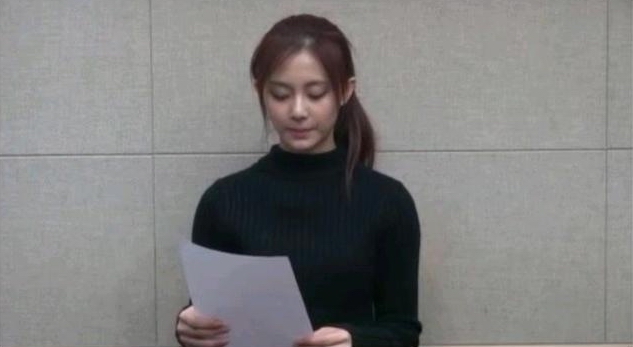 韓國女子團體TWICE台灣籍成員周子瑜15日晚間發出道歉影片，猶如人質般道歉的影片引起群情激憤，紛紛痛批經紀公司JYP以及黃安等中國人「欺人太甚」。（擷取自周子瑜影片）