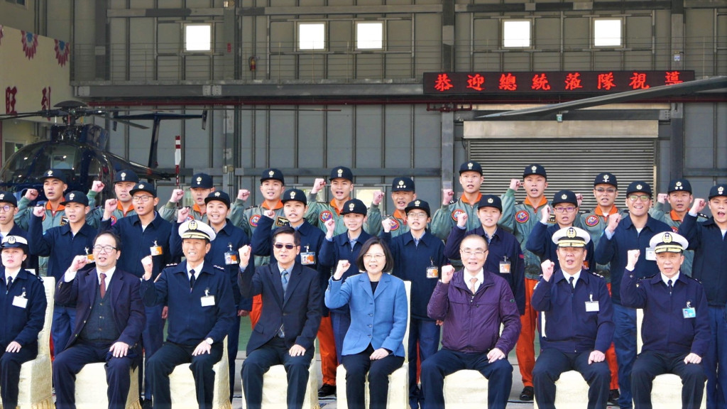 蔡英文總統海在左營海鷹營區西棚廠與海軍艦隊指揮部反潛航空大隊等合影。(圖/陳俊廷)