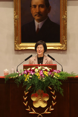 法務部長羅瑩雪在總統府(圖)以「民主法治與言論自由」為題演講,指網路誹謗傷害社會甚鉅,將修通保法以制止違法行為。(中央社)