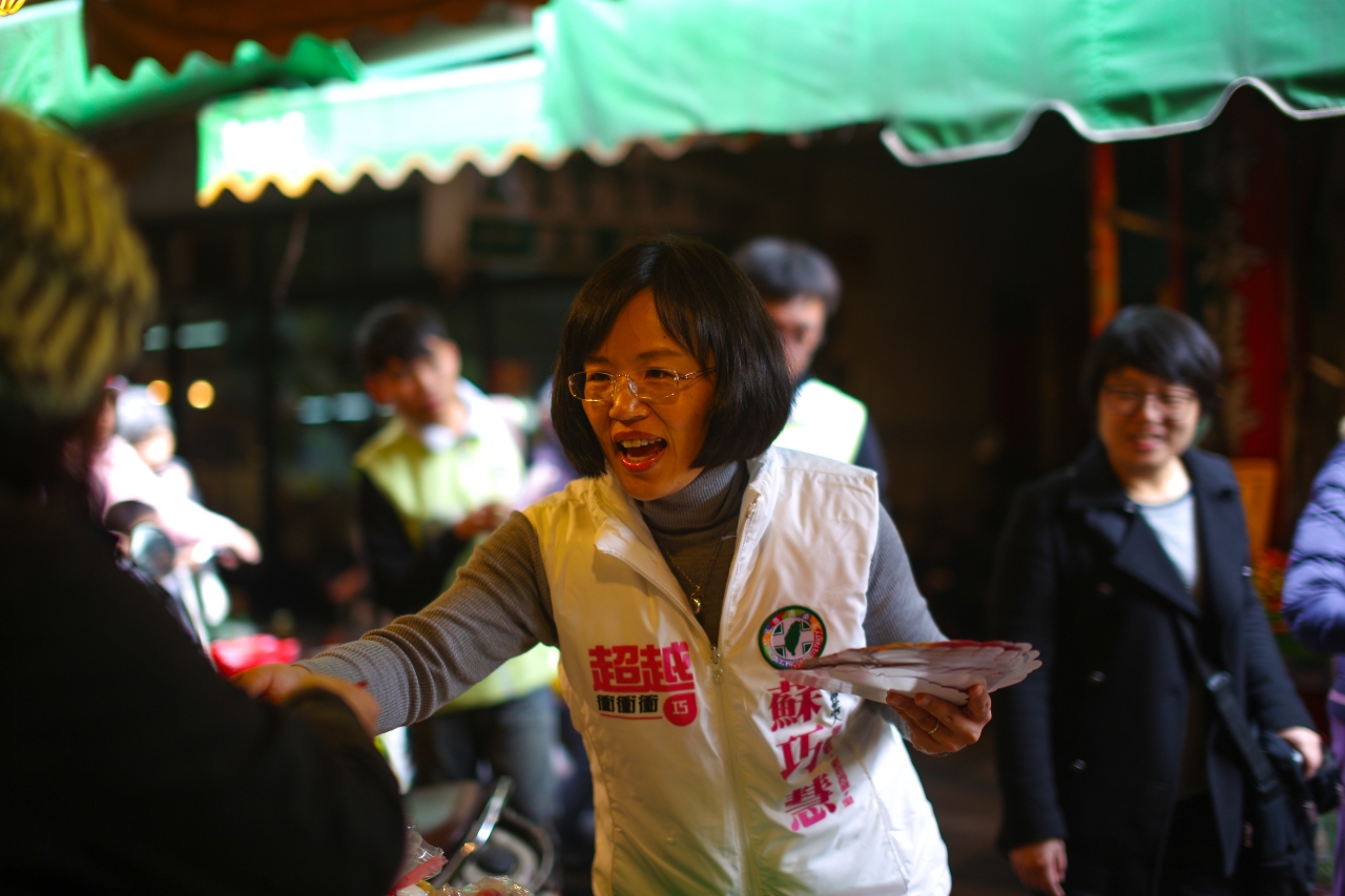 蘇貞昌之女蘇巧慧參選立委初登場，在樹林博愛市場拜票。（朱蒲青攝）