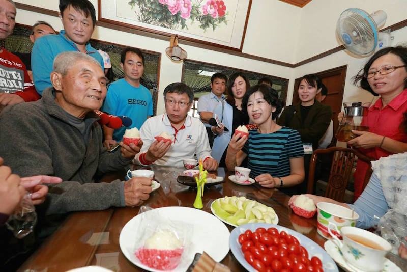 柯文哲今天到無米樂米食館拜訪崑濱伯，連吃發糕都被聯想與連任有關，對此頗感無奈。圖/北市府提供