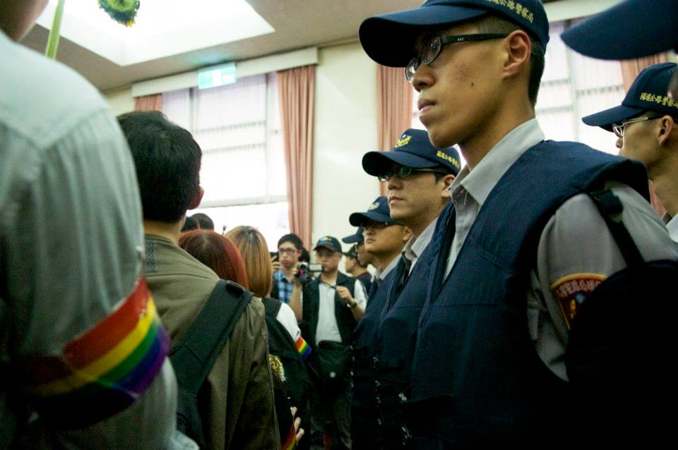 警方以錄影機對著撤場學生臉孔逐一攝錄蒐證。（記者黃謙賢攝）