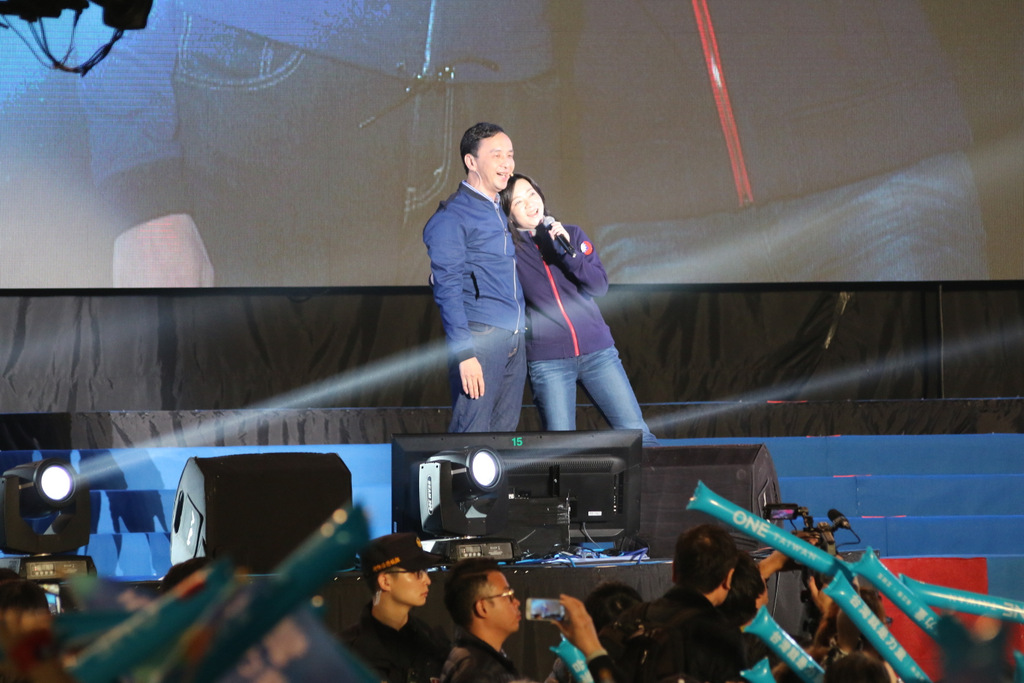 國民黨在選前最後一個周日，選擇在老家桃園舉辦萬人造勢晚會，朱立倫偕妻子高婉倩合唱《家後》，訴諸溫情。（記者何豪毅攝）20160110