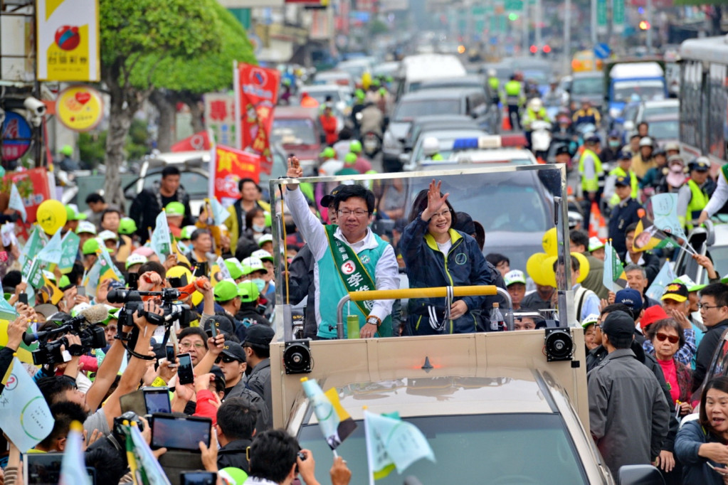 蔡英文與李俊俋嘉義是掃街,民眾夾道歡迎。(實習記者盧文海攝)