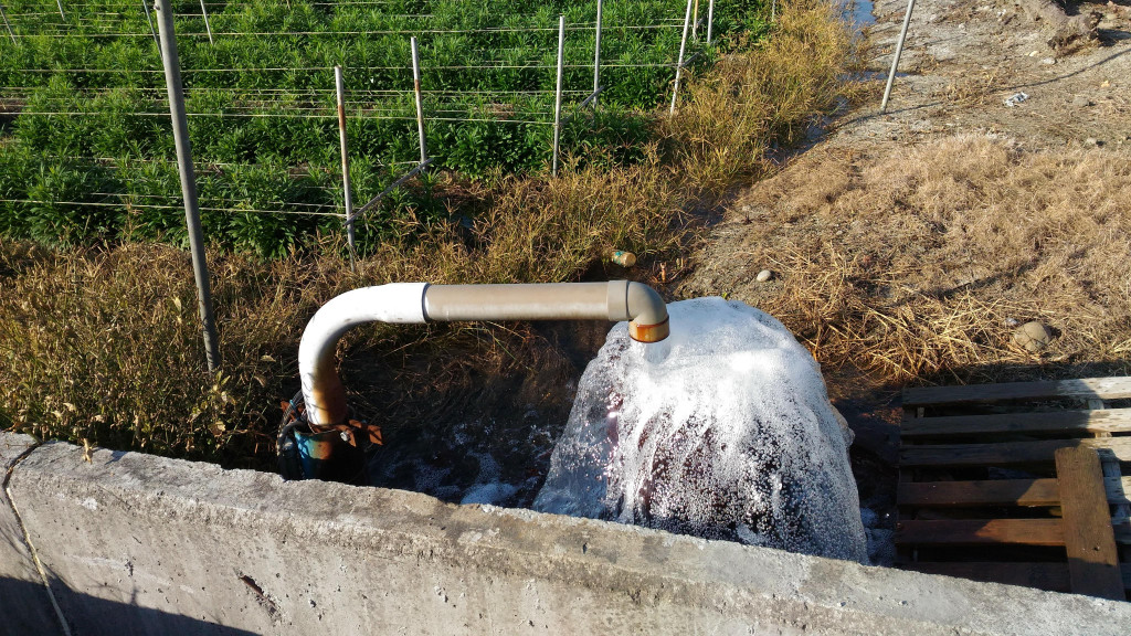 農民鑿井灌溉收的水權費和自來水公司深井規費一樣，被批搶錢，彰化縣府緊急喊停。圖／陳婉真