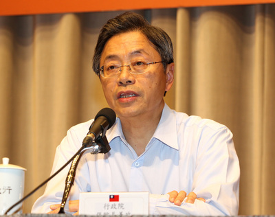 行政院長張善政表示透過報紙知道台北憲兵隊長呂正芳、政戰局保防安全處長趙代川暫時調離現職，但懲處會另外作業，懲處要等這起事件釐清後再根據情節輕重處理。圖為張善政7日召開記者會時資料照片。（圖：中央社）