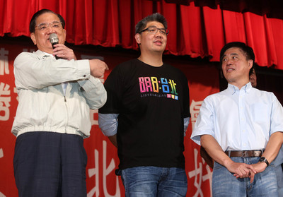 柯文哲的「開放政府」主張，被連戰說是「天馬行空」。圖為連戰為連勝文站台。(中央社資料照片)　