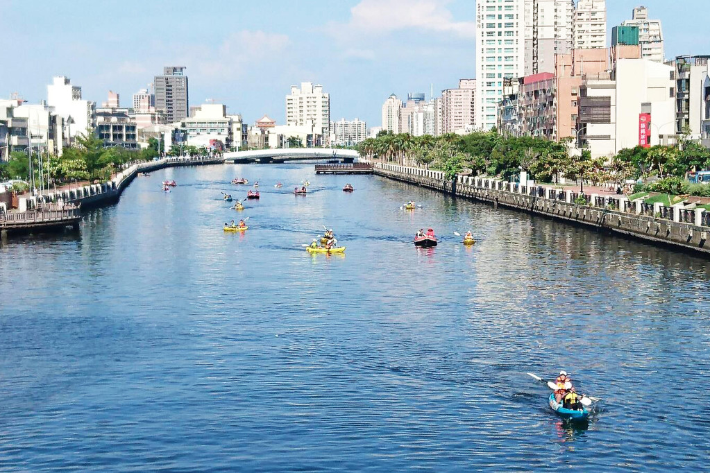 南市府第五度舉辦16歲成年禮活動，於安平四周水域進行獨木舟體驗活動120人參與10公里的航行挑戰。（照片/南市府提供）