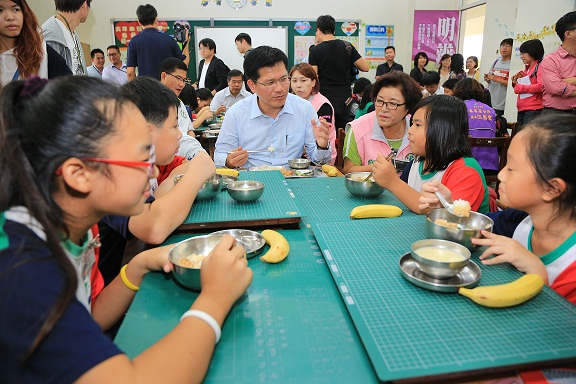 台中市學童營養午餐凍漲十年，市府本學年起每餐補助「加碼」5元，以期提高質量和安全。（中市新聞局提供）