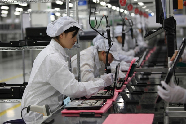 中國對許多外國企業而言,事情變得更困難了,一部分是因為經濟成長衰弱,而成本卻上升,有才華的年輕工人較難找到,而工資卻一直上漲。