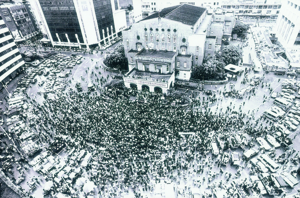 1988年3月29日，民進黨組「怪老子參觀團」，向老國代請益國是，登門拜訪老賊。