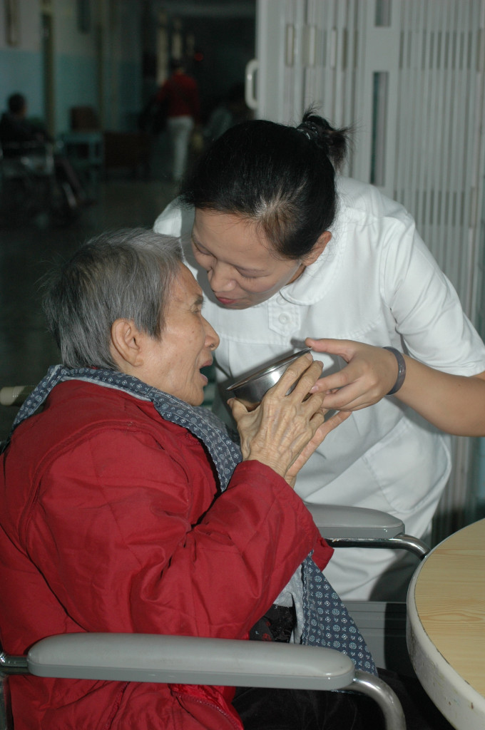 台灣跟財團掛勾嚴重的中央政府,其所訂立的長期照護服務法,都限定只有法人能夠提供服務,對生活照護支持的法案規範,竟然比處理急重症疾病的醫療法更為嚴格,更不信任專業。(圖:沈聰榮提供)