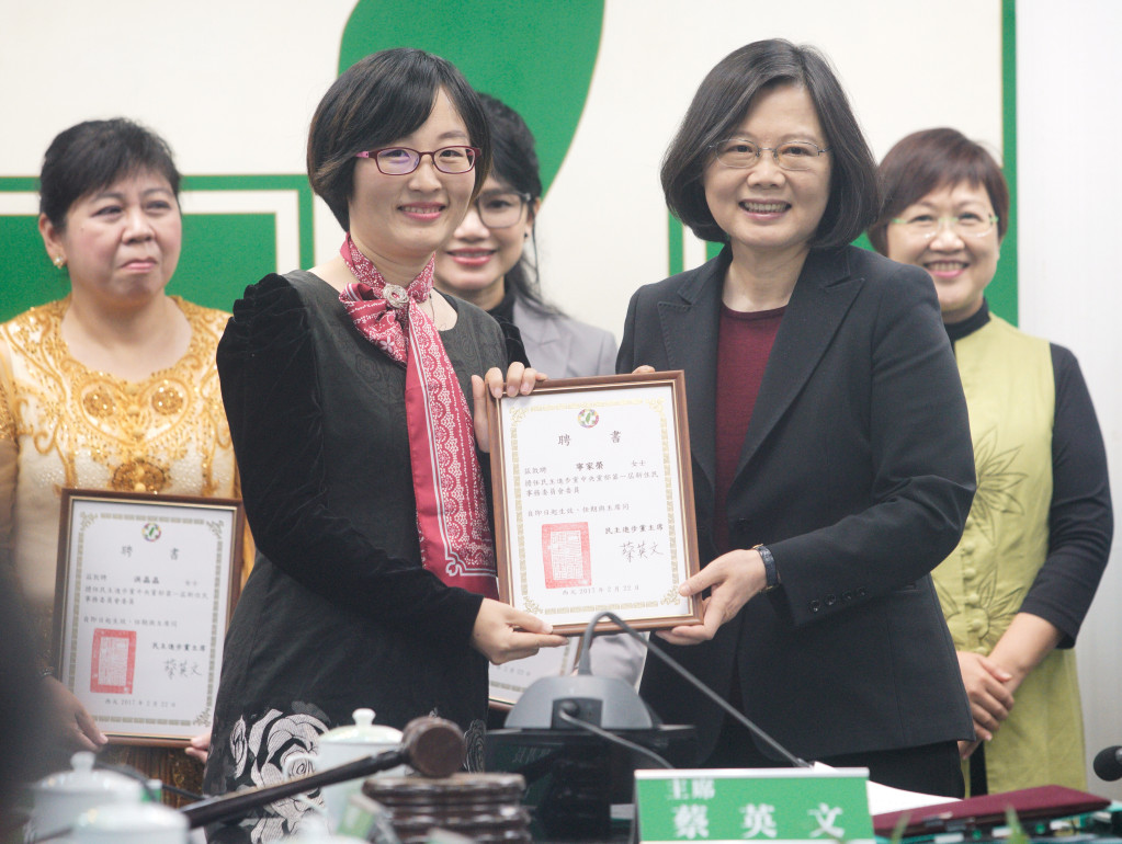 民進黨主席蔡英文主持新住民事務委員會成立儀式，圖左為來自中國的寧家榮。圖/張良一